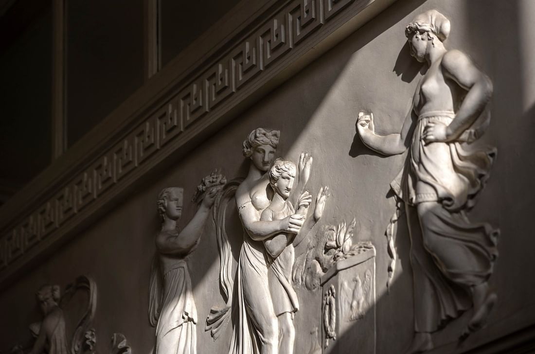 Sculptures classiques en marbre blanc ornant un mur intérieur élégant à l'Hotel Barsey by Warwick Brussels Bruxelles