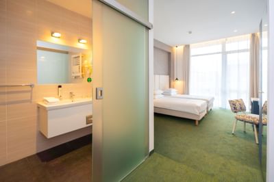 Executive Room with sliding door separating the bedroom and bathroom at Metropol Hotel