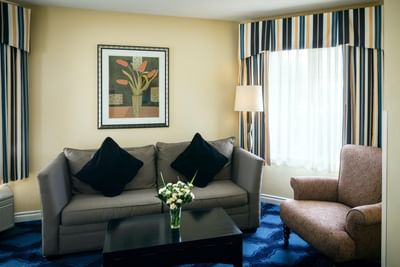 Living area in parlor Queen Non-View of Plaza Inn & Suites at Ashland Creek​