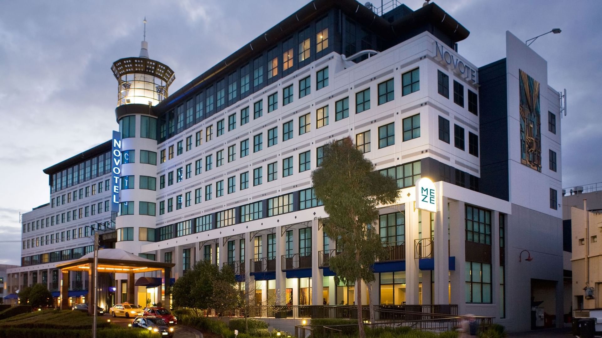 Exterior view of Novotel Melbourne Glen Waverley