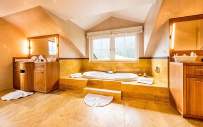 Whirlpool area in Premium Superior Suite at Liebes Rot Flueh