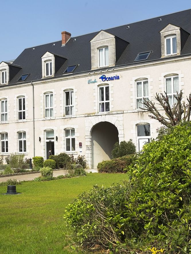 Exterior view from the street at Escale Oceania Qrleans