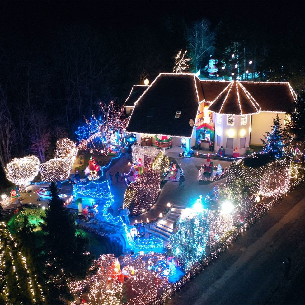 Weihnachtshaus Bad Tatzmannsdorf with Christmas decor near Falkensteiner Balance Resort Stegersbach