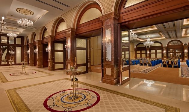 Titanic Mardan Palace’ta büyük avizeli, süslü halılı ve zarif mobilyalı lüks salon.