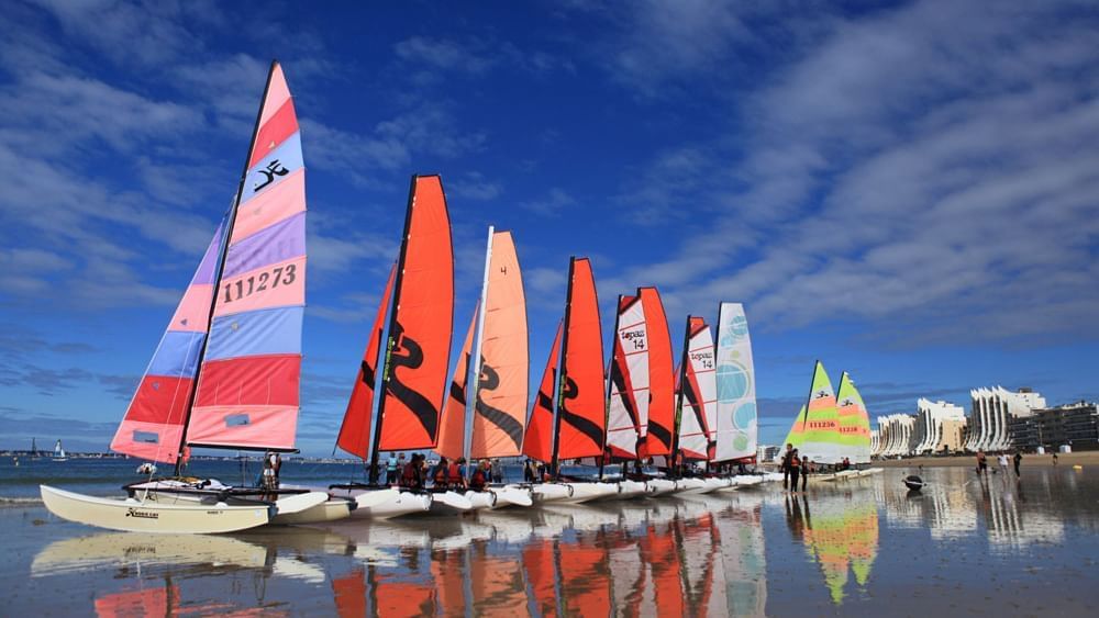 Catamarans alignés à Pornichet La Baule près des hôtels Oceania