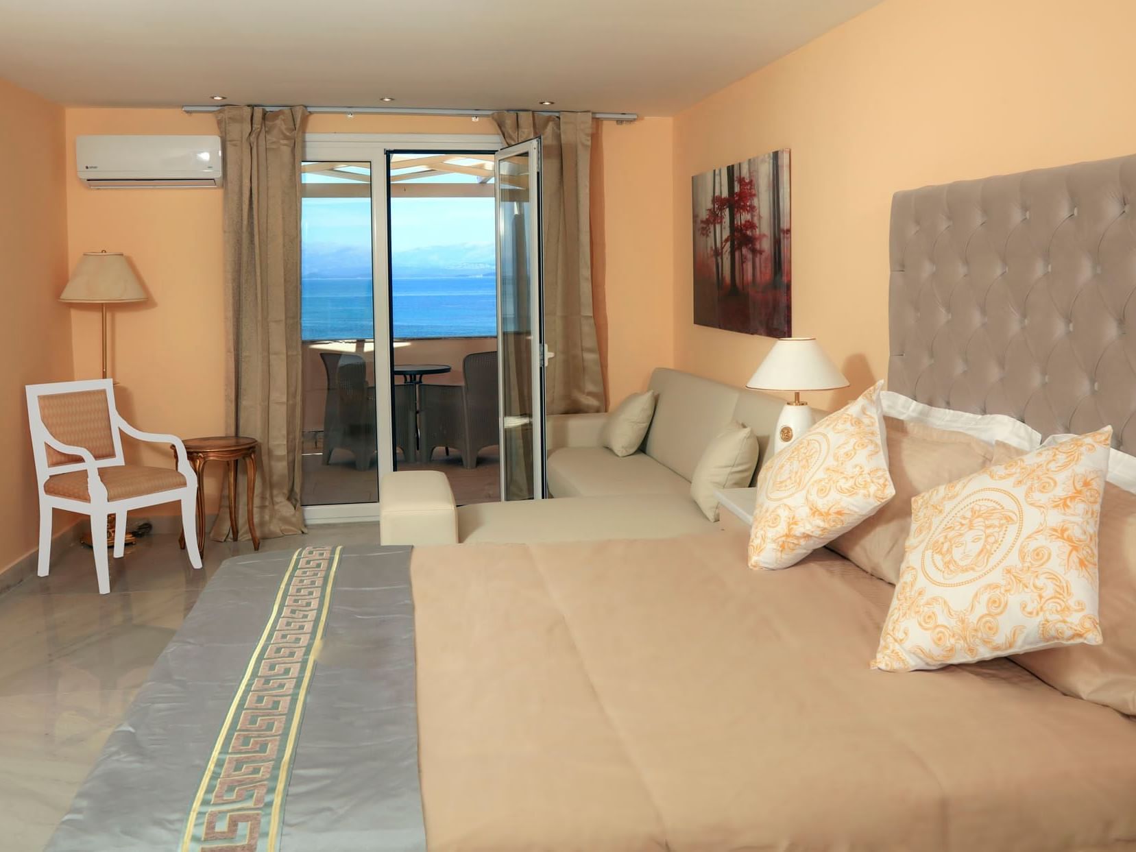 Interno della camera Rooftop Penthouse dell'hotel Cavomarina Beach