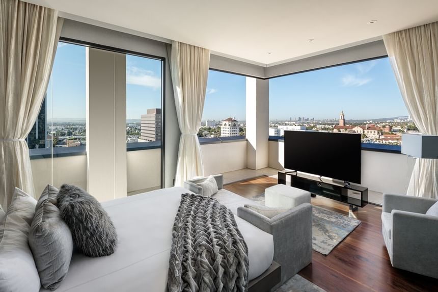 Luxury  bed room & tv with city view at Dream Hollywood.