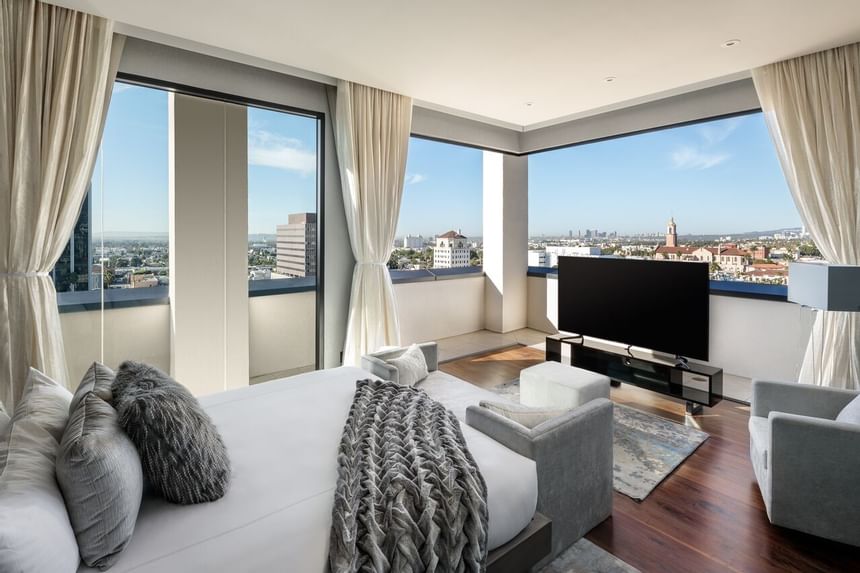 Luxury bed room & tv with city view at Dream Hollywood.