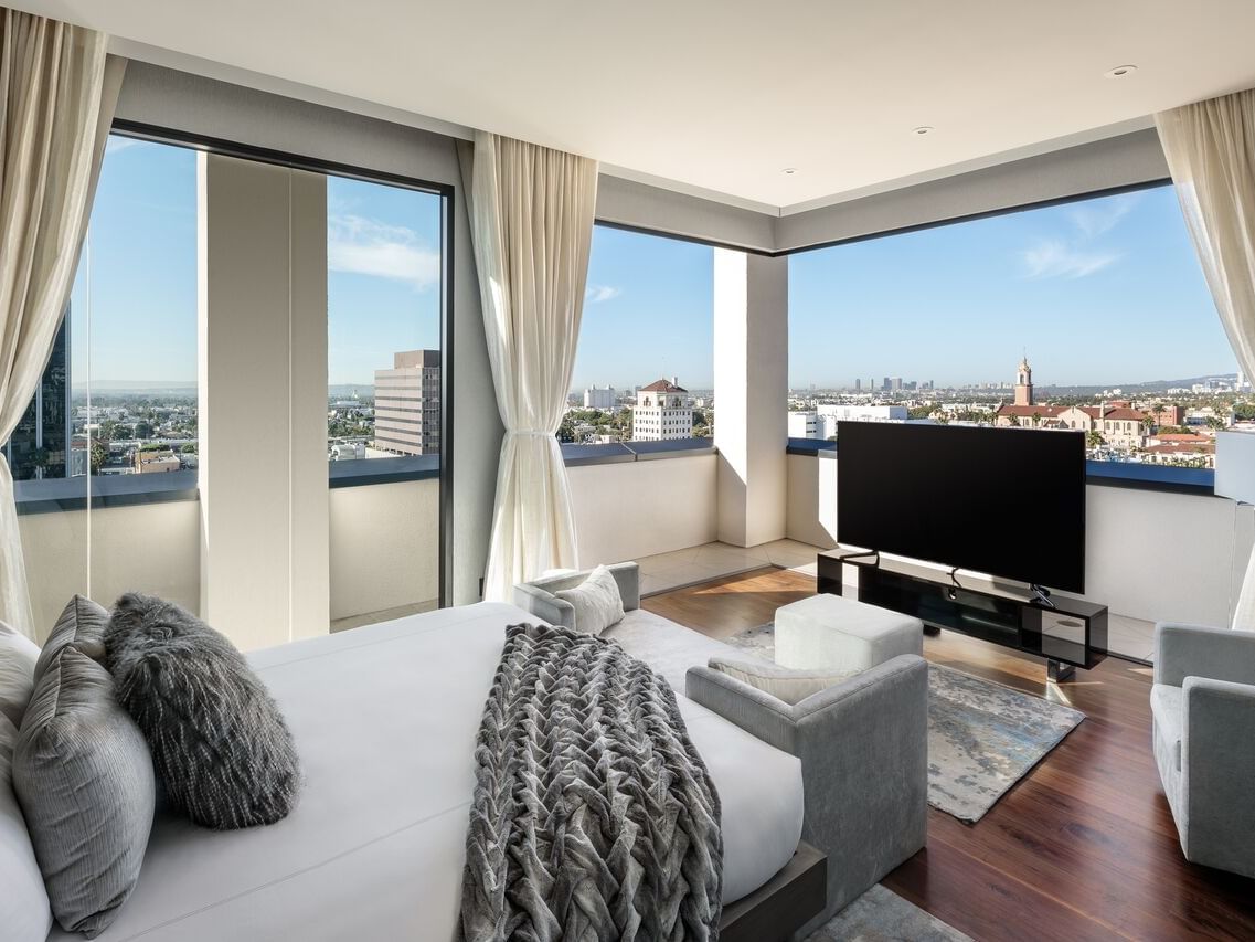 King size bed with city view Guest house at Dream Hollywood