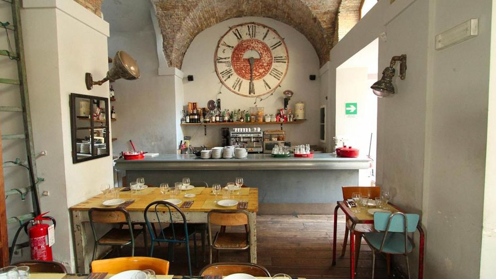 Dining tables in Bar del Fico near Rome Luxury Suites
