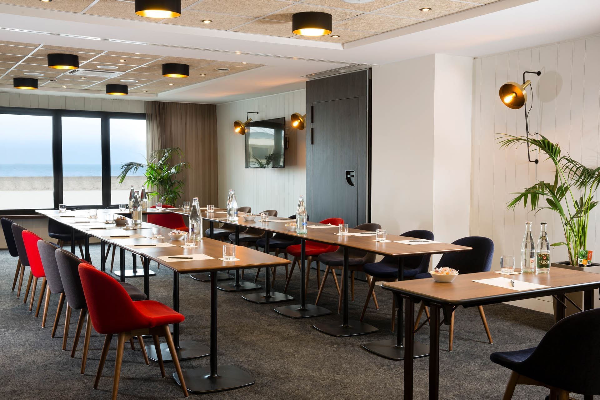 Table de réunion en U et vue sur l'océan à l'Escale Oceania Saint-Malo
