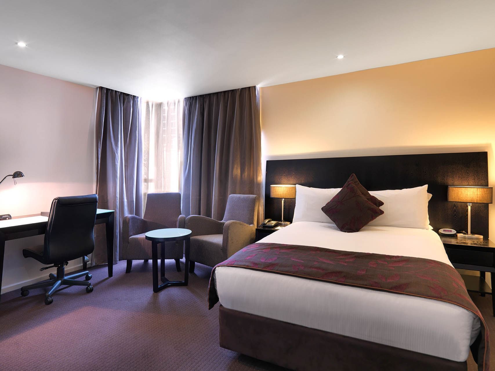 Interior view of Classic Queen room, Grand Chancellor Melbourne