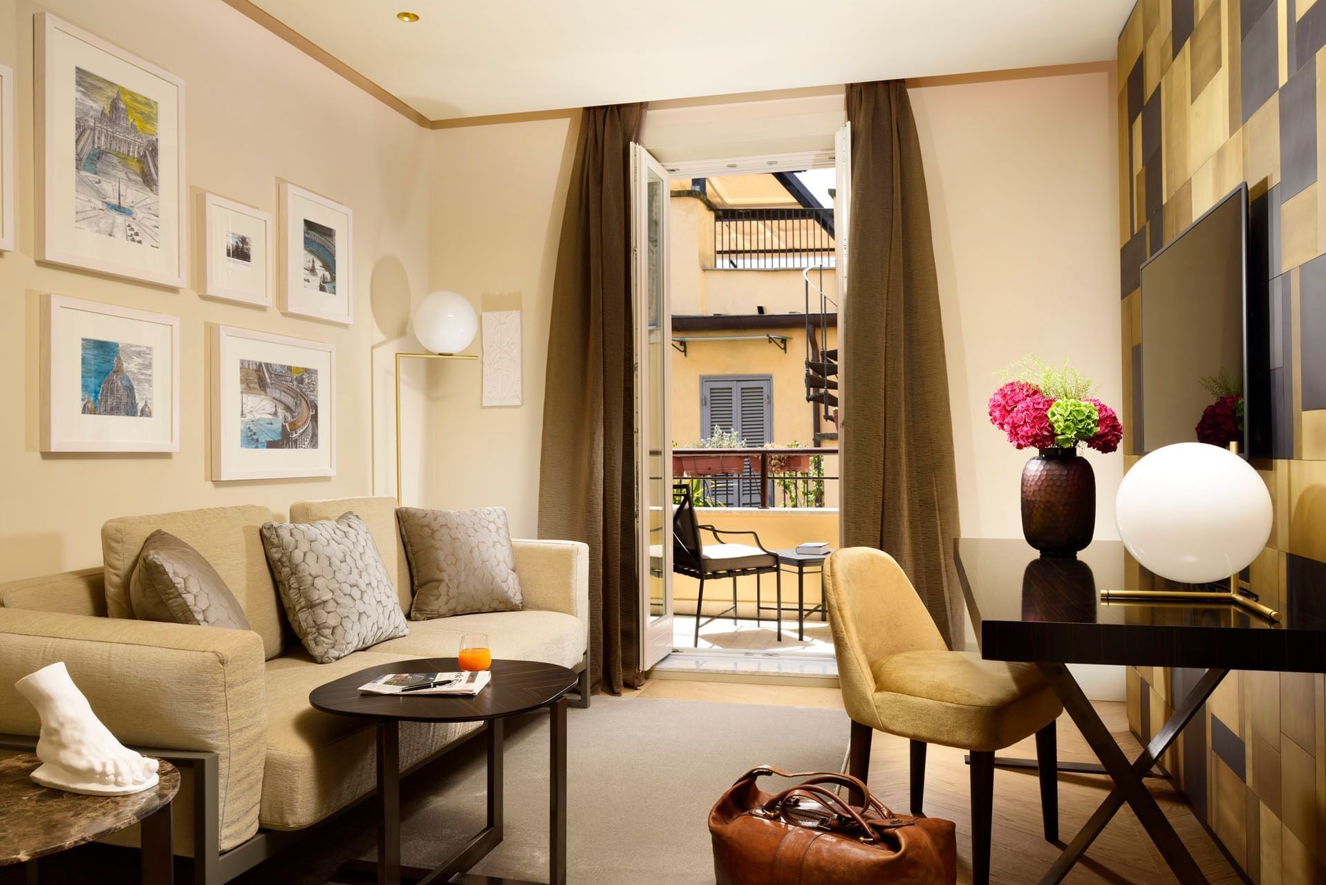 Seating in the living room with an outdoor view in the Deluxe Suite at Margutta 19