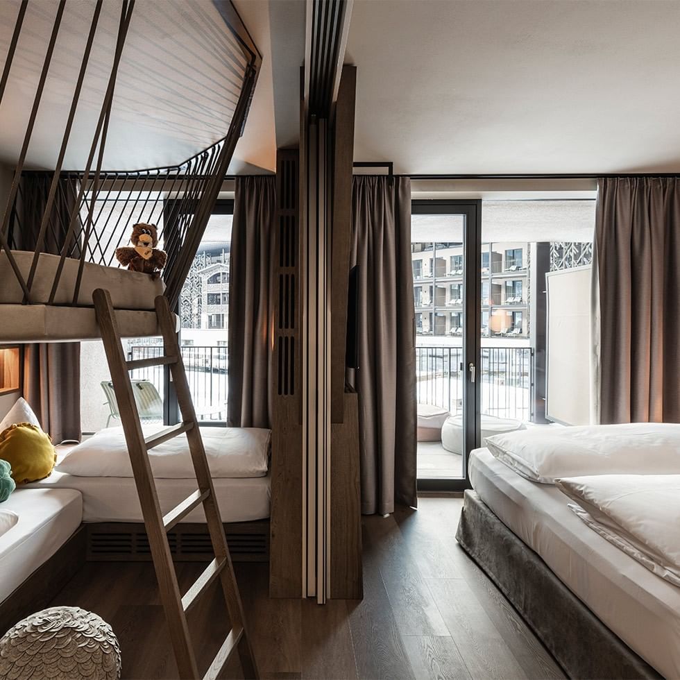 Camera con letti a castello e letto matrimoniale con offerta speciale suite mid-week.