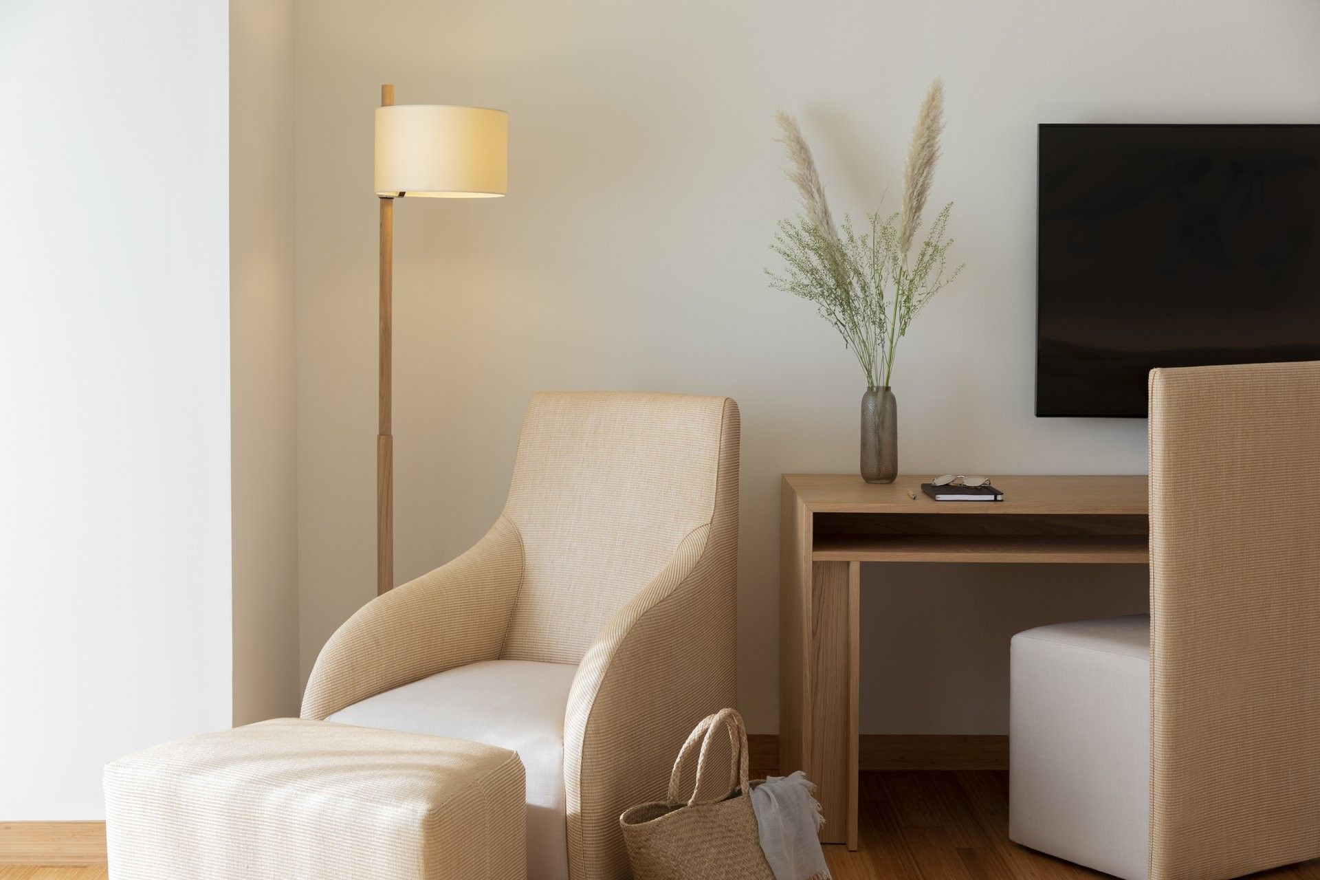 Fauteuil et bureau avec télévision dans une chambre d'hôtel à Ibiza Gran Hotel Custom
