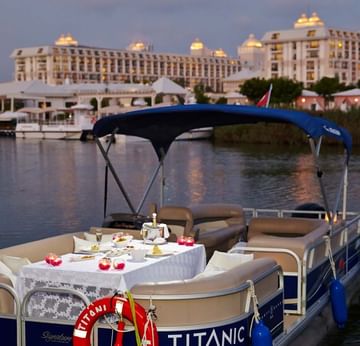 Titanic Deluxe Golf Belek’te Nehir Üzerinde Romantik Akşam Yemeği