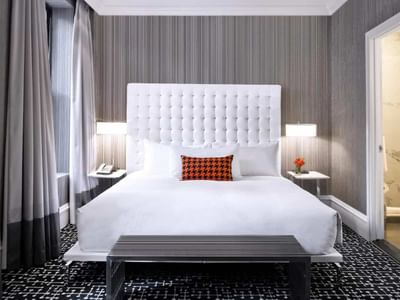 Plush King Bed - Moderne Hotel Studio Suite