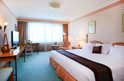 Club room with one bed and working desk at Hanoi Daewoo Hotel