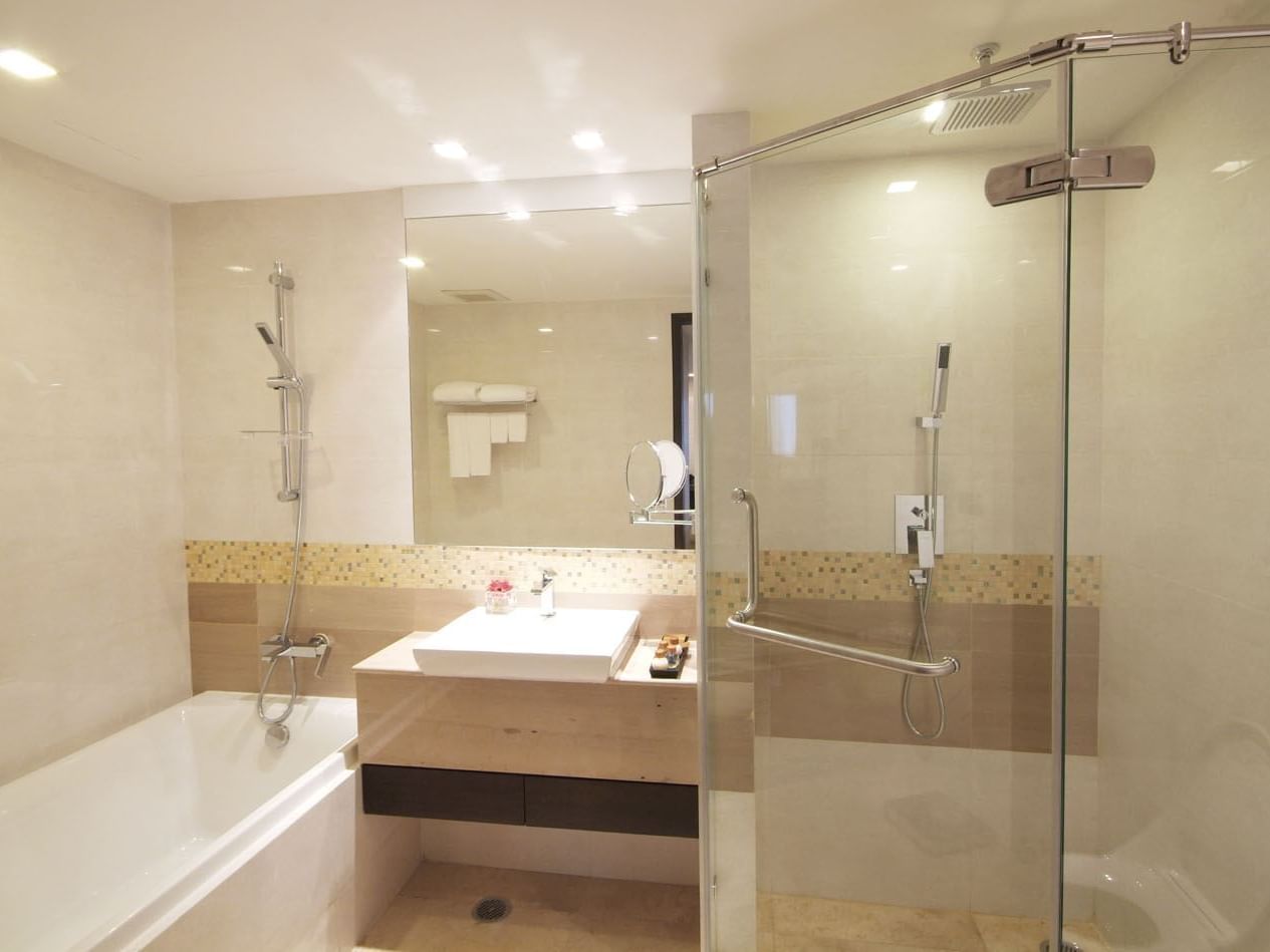Bathtub, sink & shower in Neo Executive Bathroom at Amora Hotel