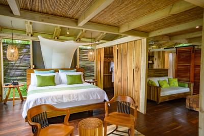 Villas de dos dormitorios con piscina privada, cama grande y detalles en madera en Morgan's Rock, lugares ideales para alojarse en Nicaragua.