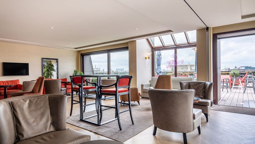 Suite Grand-Place élégamment meublée avec accès à la terrasse au Warwick Grand-Place Brussels.