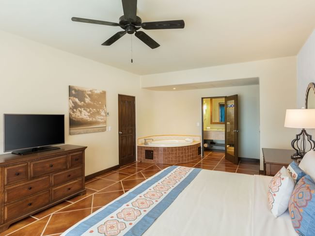 Villa de dos recámaras en Hacienda Del Mar Los Cabos con cama king, televisor de pantalla plana y jacuzzi.
