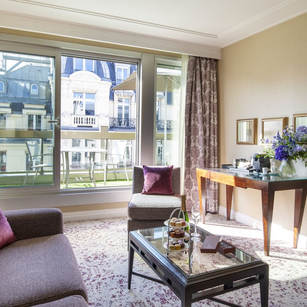 Espace de vie de la suite Executive avec terrasse au Warwick Champs-Élysées à Paris.