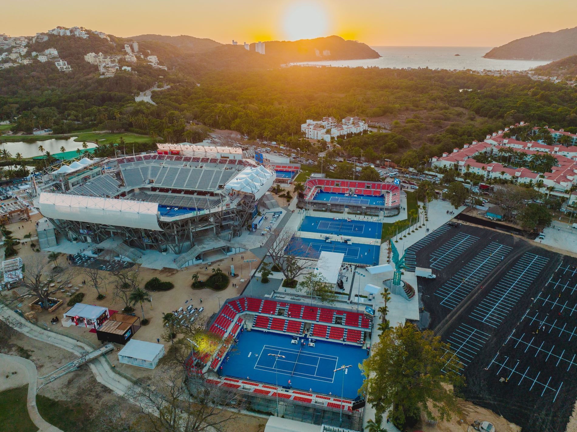 The Mexican Tennis Open shortly after starting at the Arena GNP