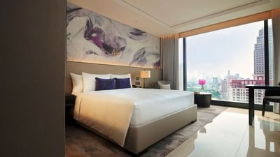 Bed in Deluxe King room at Carlton Hotel Bangkok Sukhumvit