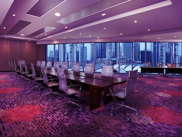 Salón Púrpura arreglado con vista a la ciudad en el Megapolis Hotel Panama