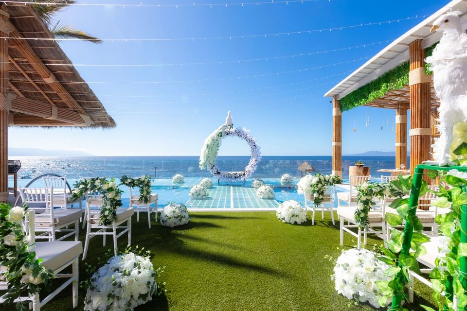 Garden with wedding decorations at at Playa Los Arcos
