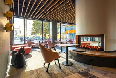 Interior of the lobby area with street view at Metropol Hotel