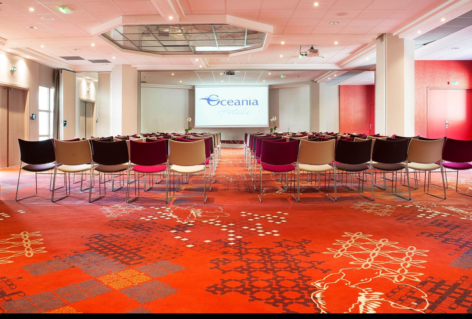 Configuration en théâtre dans la salle de séminaire à l'Oceania Clermont-Ferrand