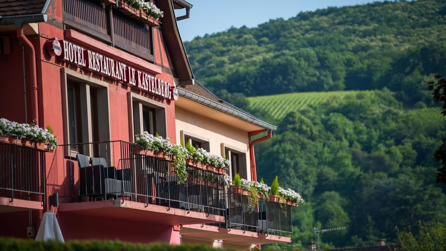 Exterior of Originals Le Kastelberg with a mountain range