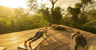 Tres mujeres haciendo ejercicios en la Yoga Deck en Los Altos Resort
