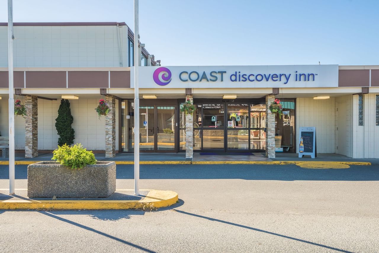 Coast Discovery Inn - Front Entrance