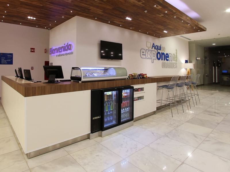 Zona de salón y mostrador en la sala de desayunos de One Hotels
