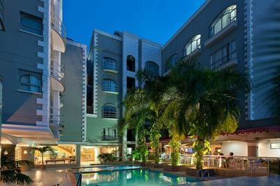 Vista de la piscina exterior y la terraza del Country International Hotel, un lugar ideal para hacer cosas en Barranquilla