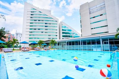 Piscina y zona húmeda con el exterior del Hotel San Fernando Plaza