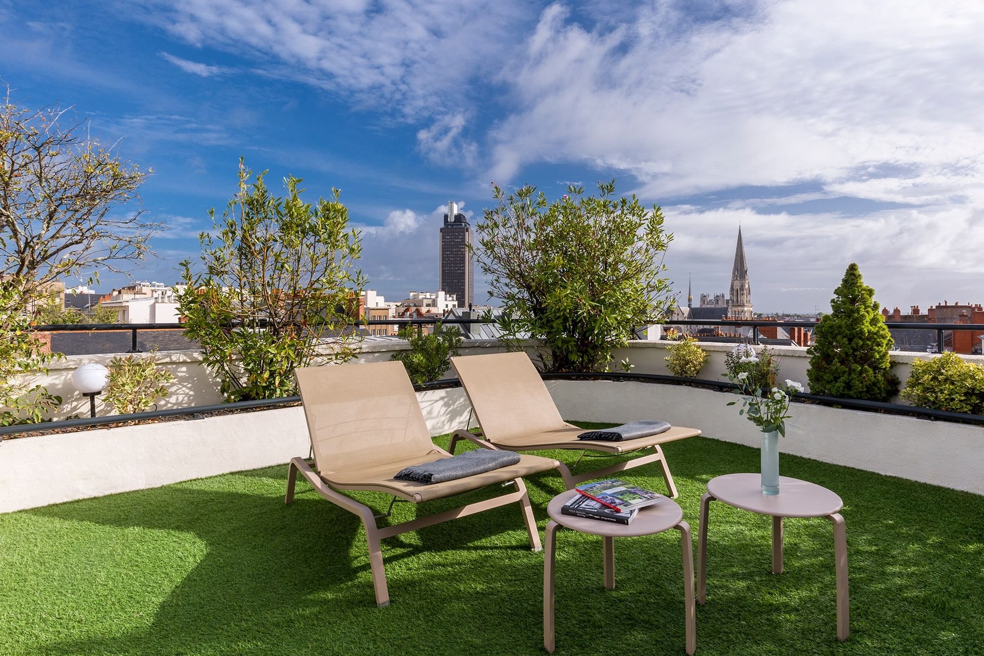 Une terrasse sur le toit dans une chambre à l'Oceania Hôtel de France Nantes