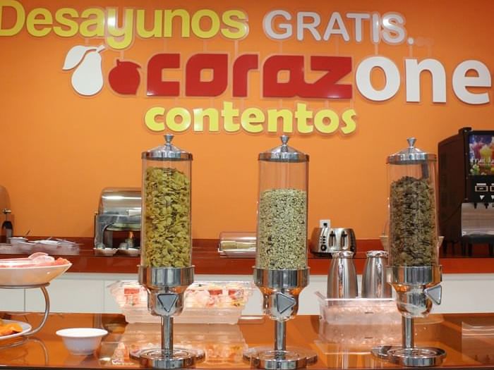 Dispensadores de cereales en la sala de desayunos de One Hotels