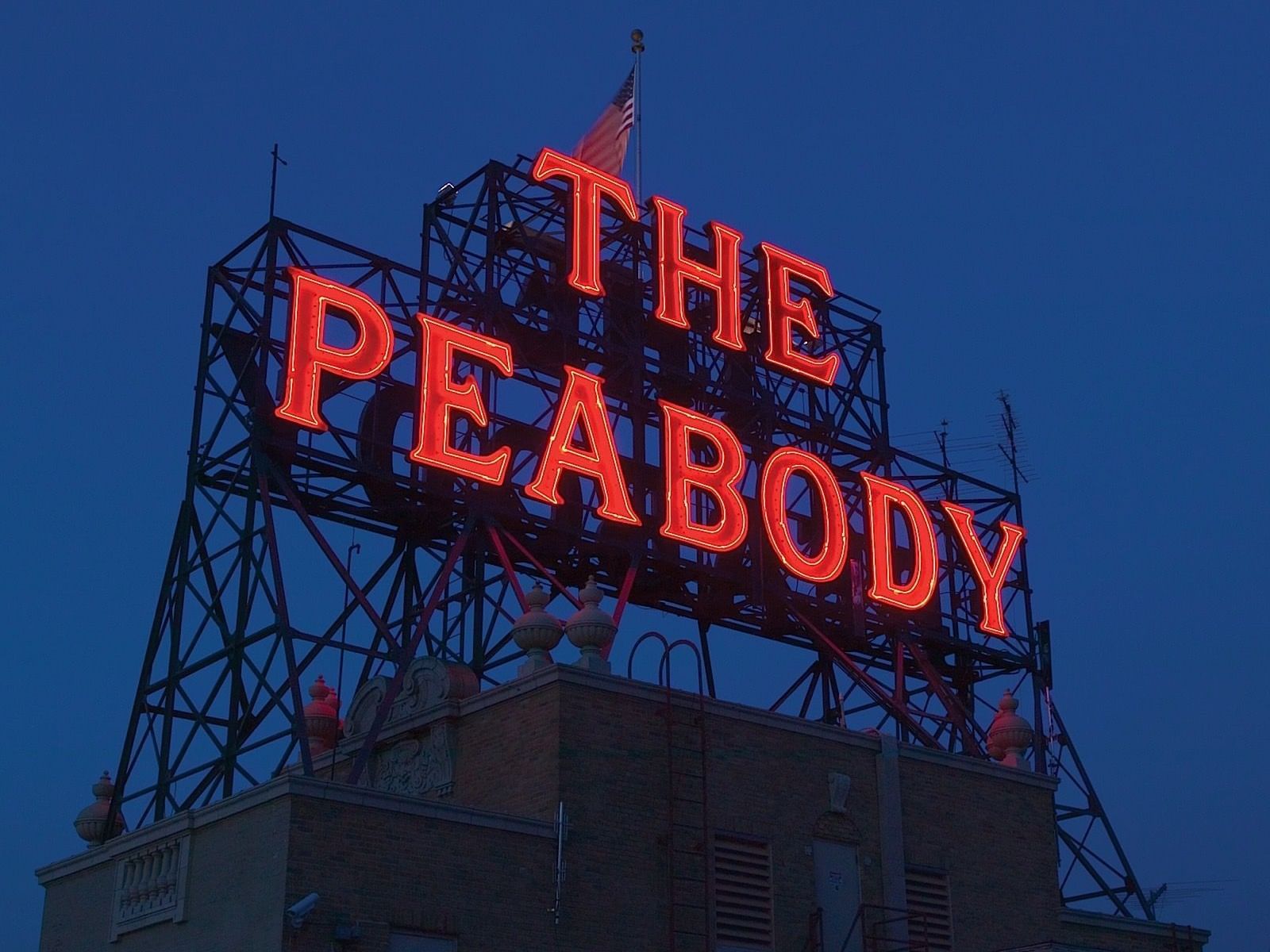 Closeup of the name board at Peabody Memphis