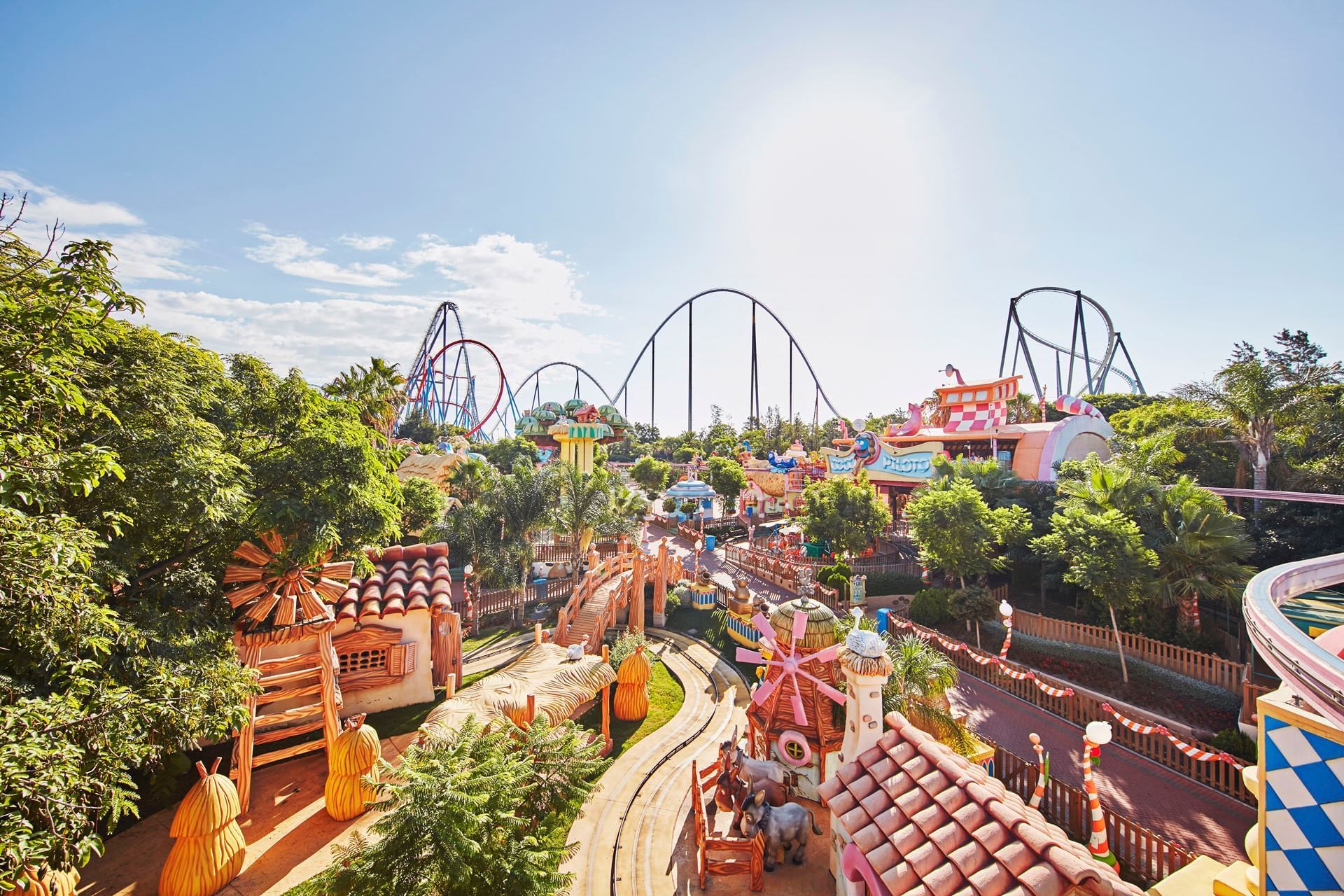 Vista aérea de PortAventura Park en un día soleado cerca de Ponient Hotels