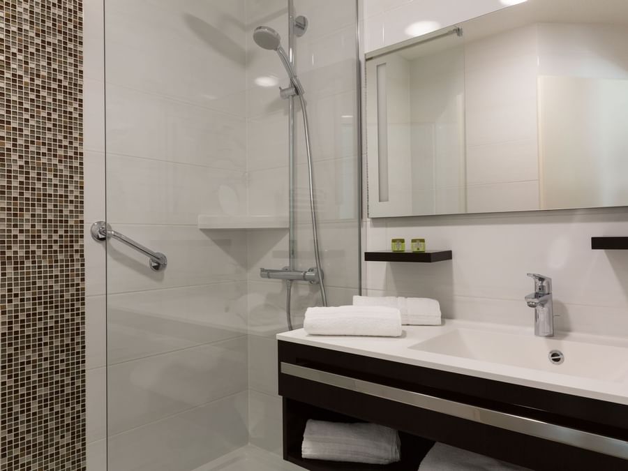 Bathroom vanity in bedrooms at Hotel L'Arc-En-Ciel