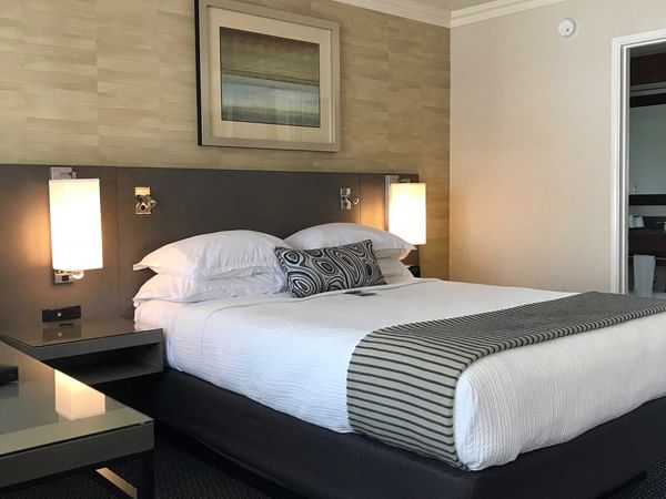 Coast Queen with Garden View - Bed left view