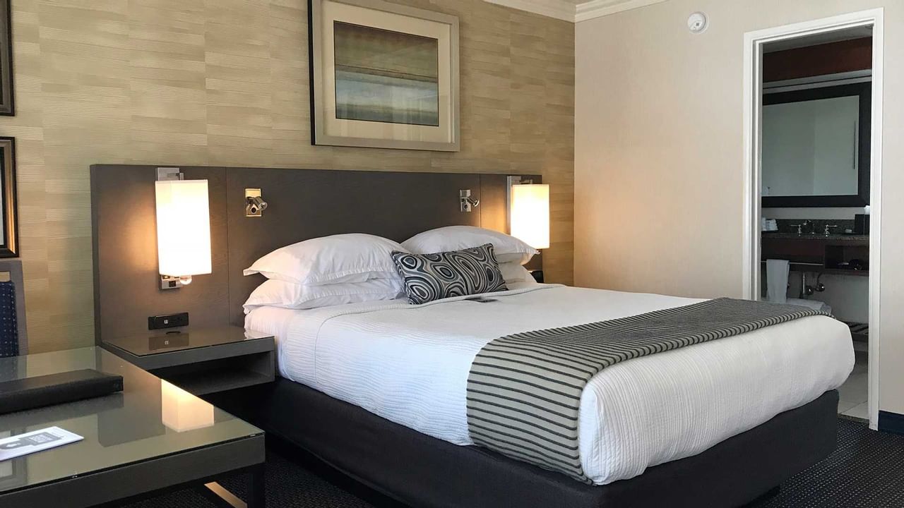 Coast Queen with Garden View - Bed left view