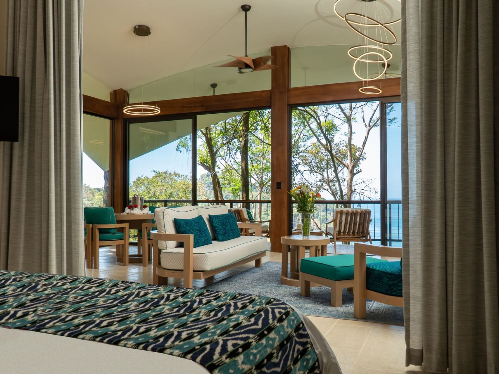 Interior de las Villas de Lujo con un cómodo sofá y una mesa de café en Los Altos Resort