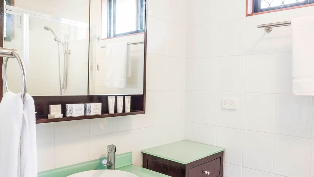 Vanity of the Bungalow bathroom at Mercure Darwin Airport
