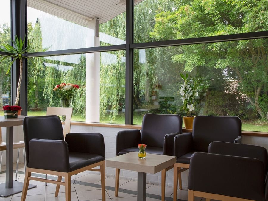 Lounge waiting area with an outside view at Le clos de l'orger.