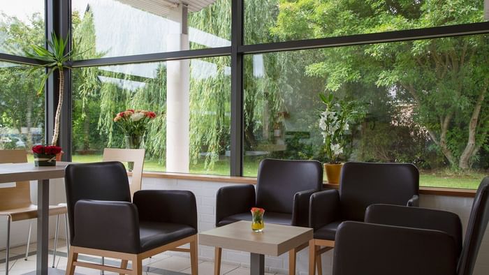 Lounge waiting area with an outside view at Le clos de l'orger.